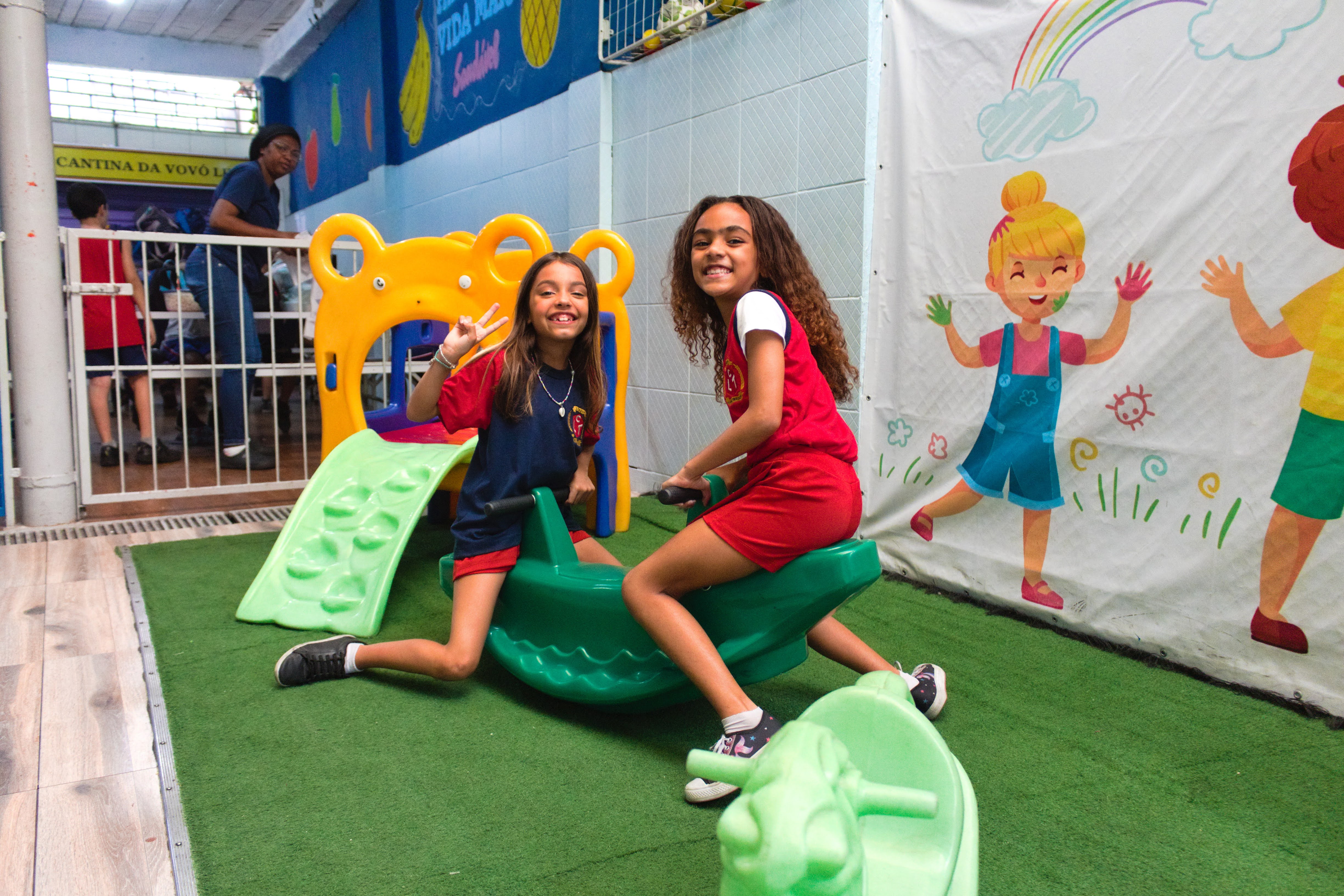 Alunas do Colégio Liliane Travassos brincando no playground