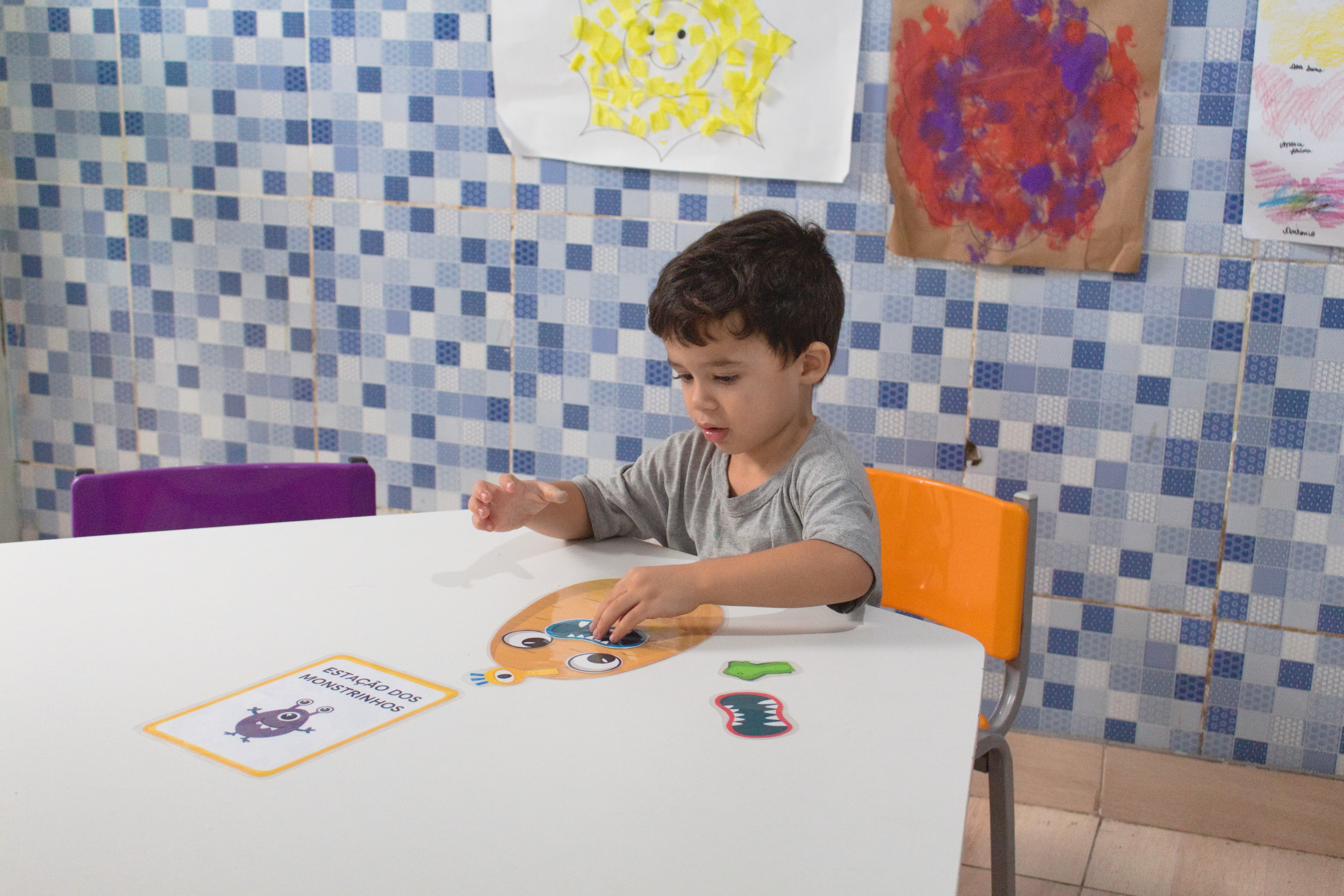 Aluno realizando atividade pedagógica